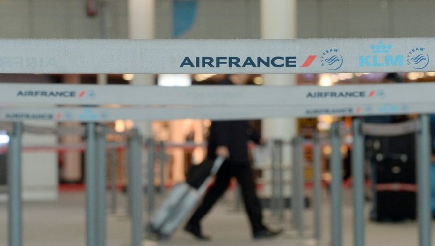 Un passager se dirige vers un guichet Air France alors que des employés de la compagnie sont en grève contre un plan de restructuration, le 22 octobre 2015 à l'aéroport de Marignane (Bouches-du-Rhône)