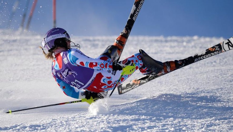 La Française Tessa Worley chute dans la 1re manche du slalom de Coupe du monde de Courchevel le 17 décembre 2013