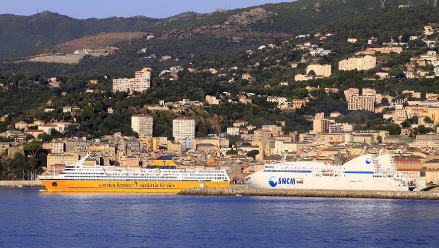 Un navire de la SNCM et de son concurrent Corsica Ferries dans le port de Bastia, le 19 juillet 2014