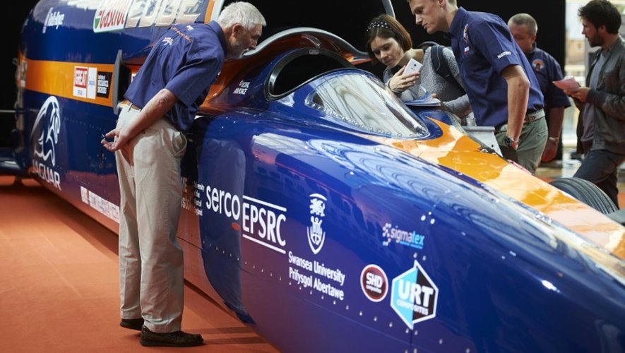 Des visiteurs inspectent une voiture-fusée pouvant atteindre la vitesse surréaliste de 1.600 km/h présentée à Londres, le 24 septembre 2015 à Londres