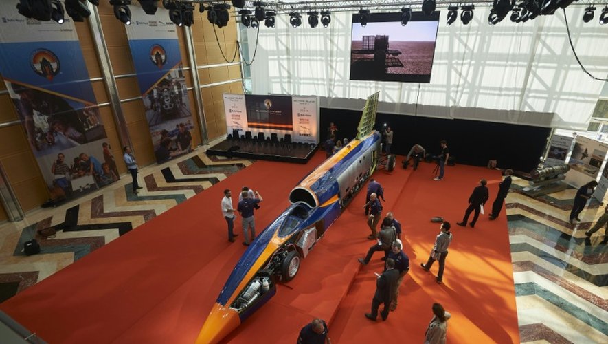 Des visiteurs devant une  voiture-fusée pouvant atteindre la vitesse surréaliste de 1.600 km/h présentée à Londres, le 24 septembre 2015 à Londres