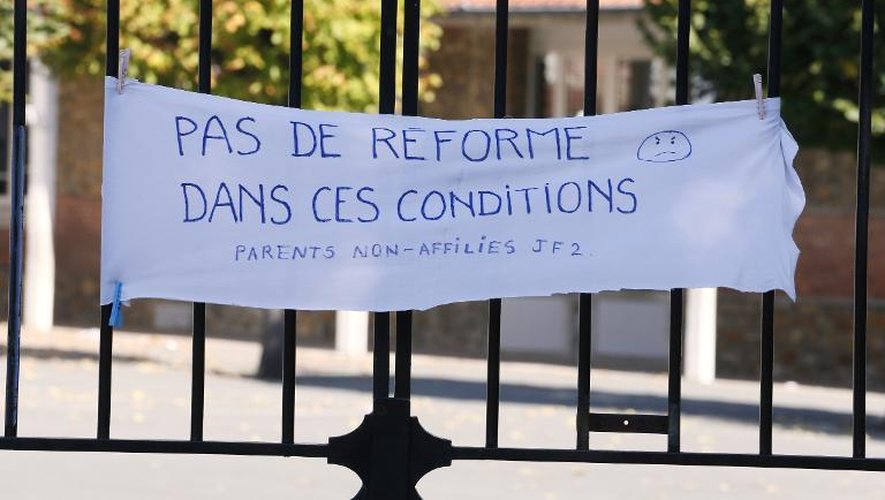 Une bannière de parents opposés à la réforme des rythmes scolaires sur la grille d'un établissement de Savigny-sur-Orge, au sud de Paris, le 3 septembre 2014