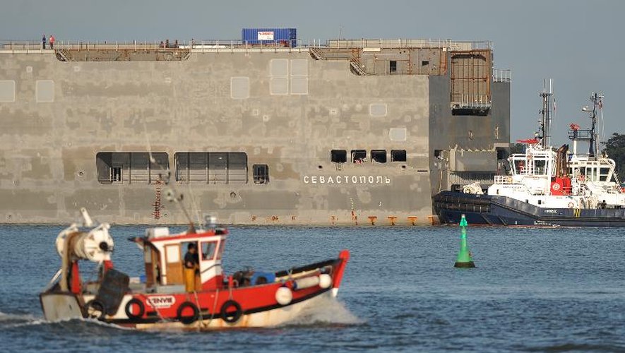 Le navire militaire Sébastopol, un Mistral, sur le chantier naval de Saint-Nazaire le 15 juillet 2014
