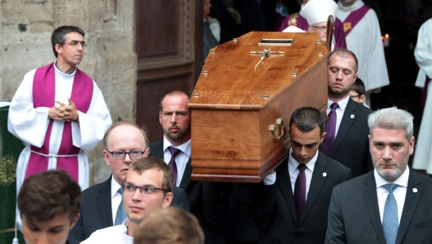 Le cercueil a quitté la cathédrale vers 17h, applaudi par la foule sur le parvis, tandis que le bourdon de la cathédrale sonnait le glas. Le prêtre devait être inhumé "dans la plus stricte intimité familiale", à Rouen le 2 août 2016