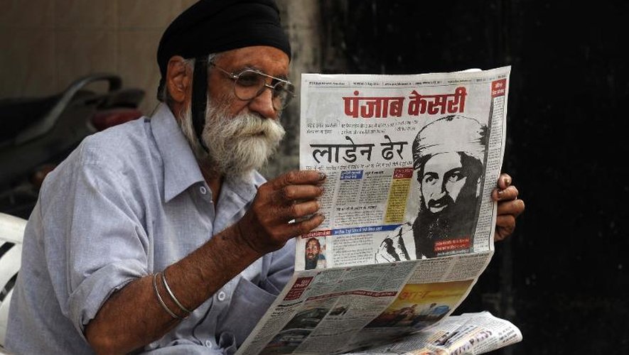 Un Indien sikh lit un journal, le 3 mai 2011 à Amritsar, dont la Une montre un portrait d'Ossama Ben Laden tué par des commandos américains au Pakistan