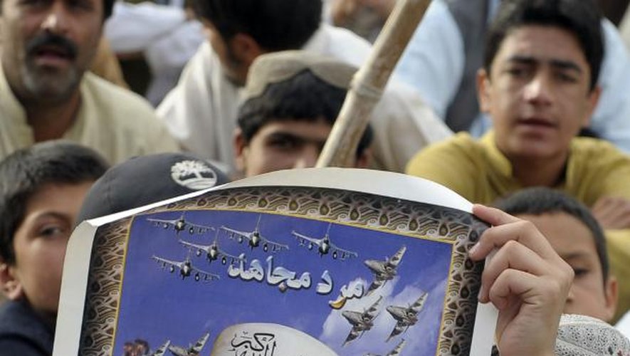 Un portrait d'Ossama Ben Laden brandi par des partisans pakistanais lors d'une manifestation contre les Etats-Unis, le 2 mai 2012 à Quetta