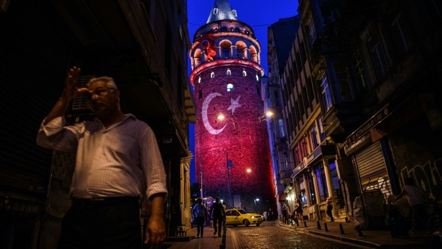 Un homme marche près de la tour de Galata à Istanbul, le 1er août 2016
