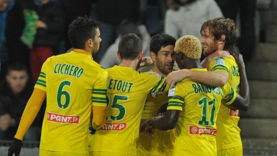 Les joueurs de Nantes félicitent leur coéquipier Fernando Aristeguieta (d), buteur lors du match de 8e de finale de la Coupe de la Ligue contre Auxerre, le 17 décembre 2013 à La Beaujoire