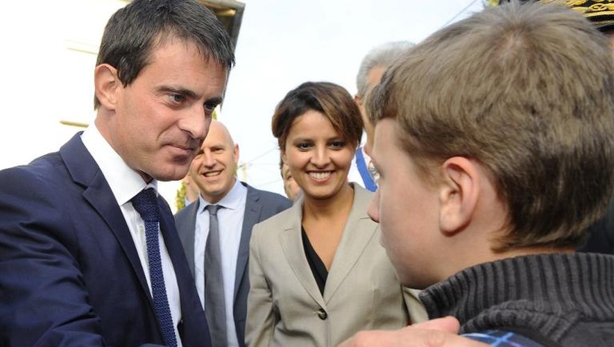 Le Premier ministre, Manuel Valls, et le ministre de l'Education, Najat Vallaud-Belkacem (c), le 4 septembre 2014 lors d'une visite dans une école primaire de Meurthe-et-Moselle, à Saulxures-lès-Vannes