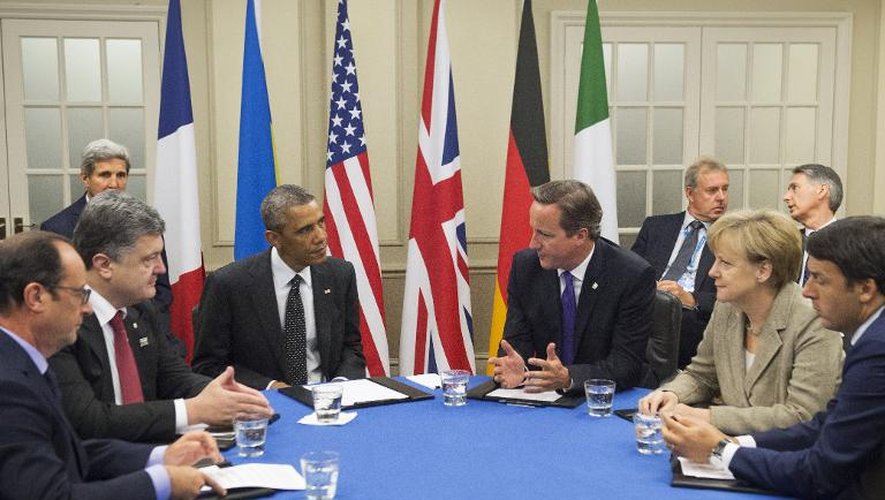 (g-d): François Hollande, le président ukrainien Porochenko, Barack Obama, David Cameron, Angela Merkel et le Premier ministre italien Matteo Renzi lors d'une rencontre à Newport, avant l'ouverture du sommet de l'Otan, le 4 septembre 2014