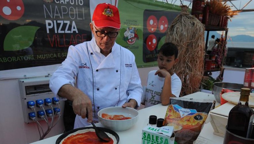 Le maître pizzaïolo italien Gennaro Cervone, 70 ans, donnant une "leçon de pizza" à Naples le 3 septembre 2014