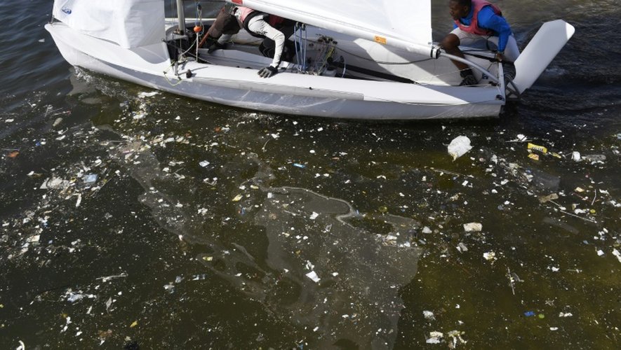Un voilier bloqué par des détritus, lors d'un entraînement dans la baie de Guanabara, sites des épreuves olympiques près de Rio, le 1er août 2016