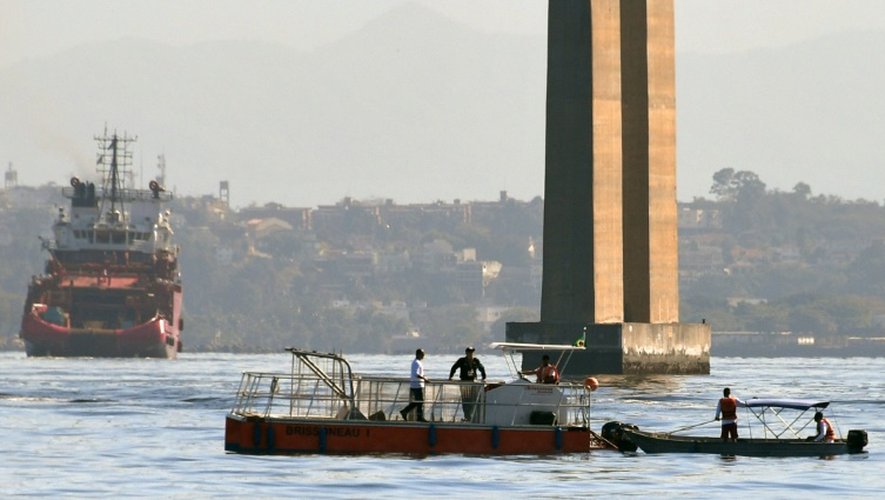 Un bateau nettoyeur sillonne la baie de Guanabara, site des épreuves de voile près de Rio,  pour tenter d'éliminer les détritus, le 1er juillet 2016