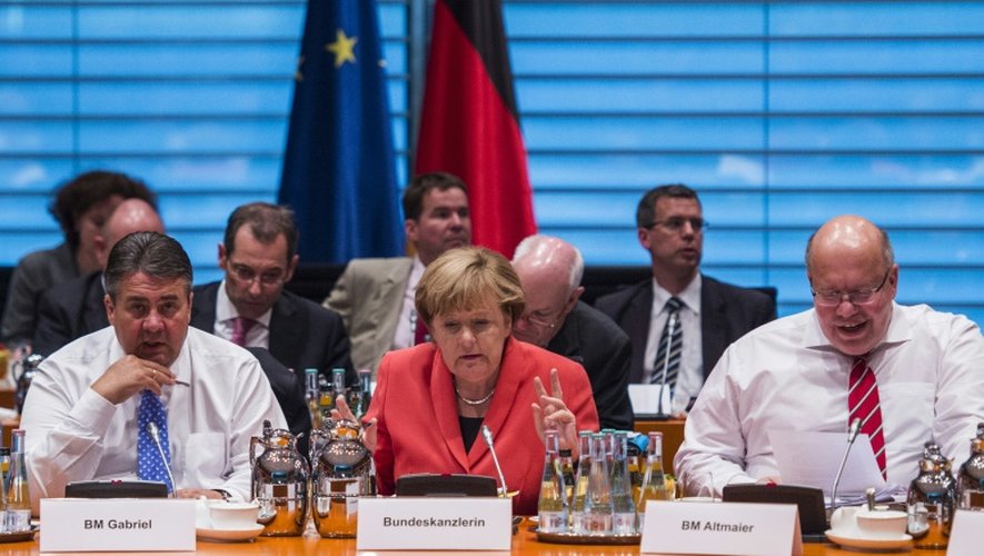 La chancelière allemande Angela Merkel (c), lors d'une réunion spéciale du gouvernement allemand sur la crise des réfugiés, le 24 septembre 2015 à Berlin
