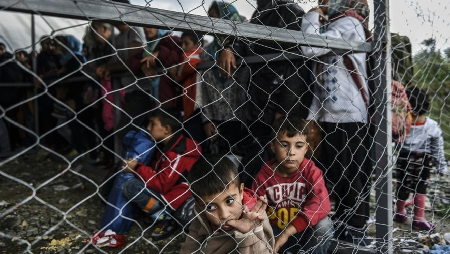Réfugiés et migrants en attente d'un train à destination de la Serbie le 25 septembre 2015 près de la frontière entre la Macédoine et la Grèce