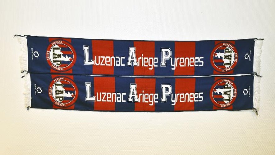 Des écharpes avec le logo du club de football de Luzenac