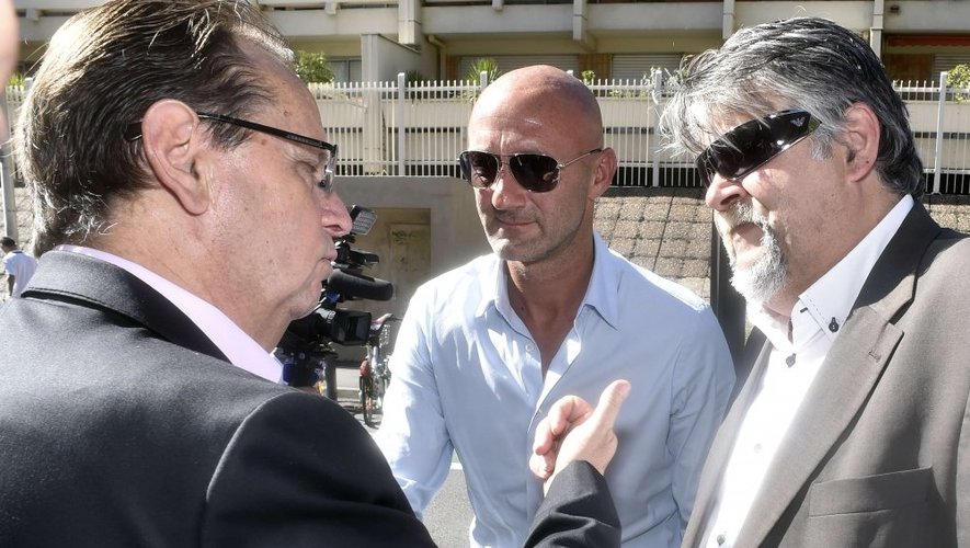L'avocat du club de Luzenac Me Bertrand discute avec le président du Luzenac Ariège Pyrenées (Lap) Jérôme Ducros et Fabien Barthes, manager général du club, à la sortie du tribunal administratif de Toulouse.