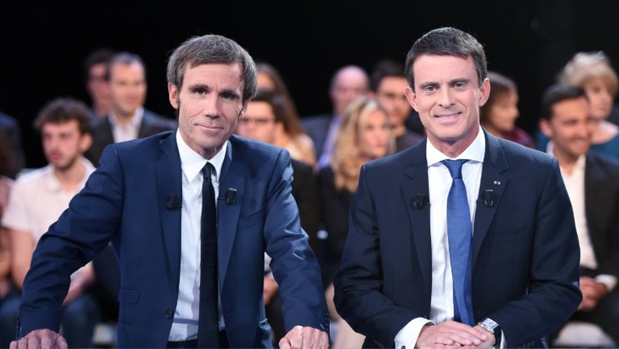Le journaliste David Pujadas et le Premier ministre Manuel Valls sur le plateau de France 2 le 24 septembre 2015 à Paris