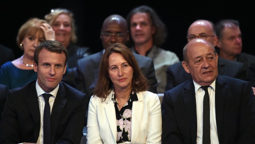 Emmanuel Macron, Ségolène Royal et Jean-Yves Le Drian lors de l'émission "Des paroles et des actes" dont l'invité était Manuel Valls le 24 septembre 2015 à Paris