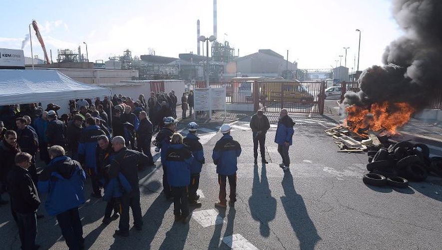 Des salaries de Kem One bloquent l'accès à l'usine le 11 décembre 2013 à Fos-sur-Mer