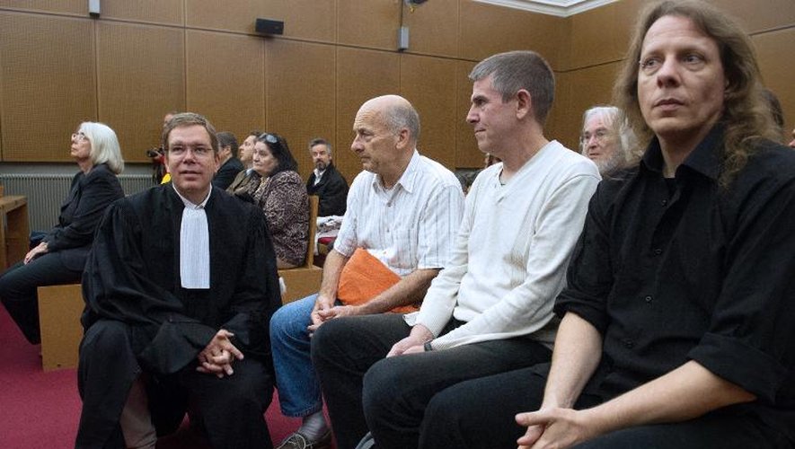 Des militants de Greenpeace avec l'avocat Alexandre Faro lors de leur procès le 4 septembre 2014 à Colmar