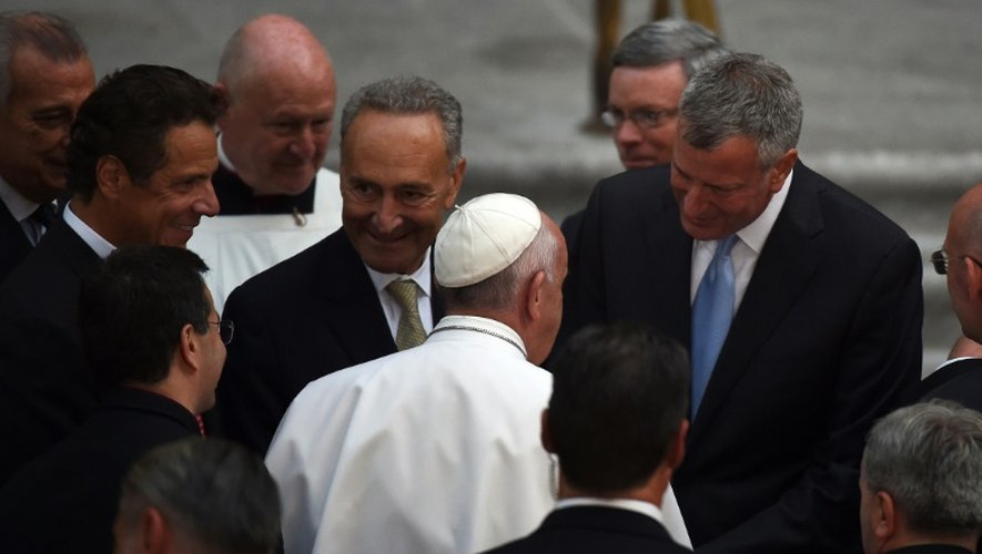Le pape accueilli à la cathédrale Saint Patrick par le gouverneur de New York, Andrew Cuomo, le sénateur Charles Schumer et le maire Bill de Blasio le 24 septembre 2015 à New York