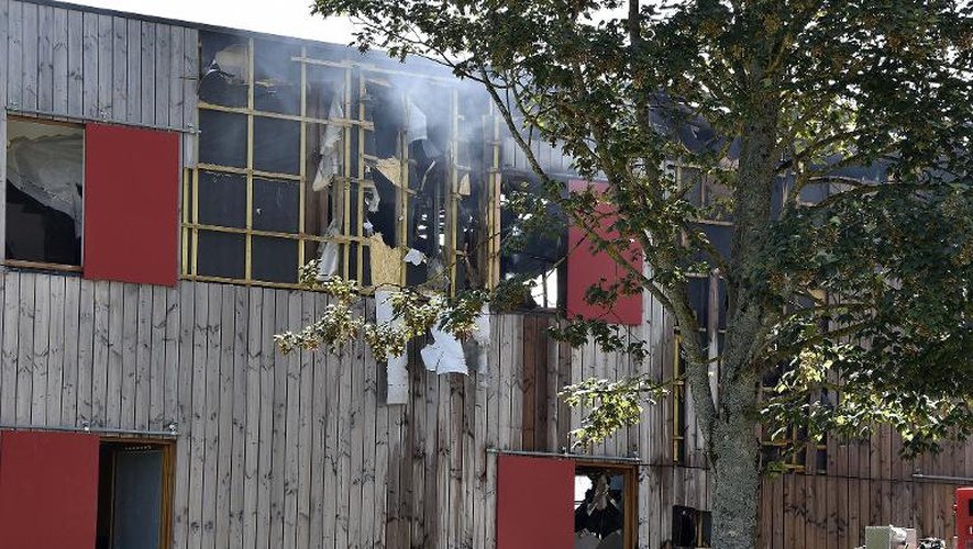 Des pompiers devant l'immeuble de logements sociaux qui a pris feu à Lavelanet, en Ariège, le 4 septembre 2014
