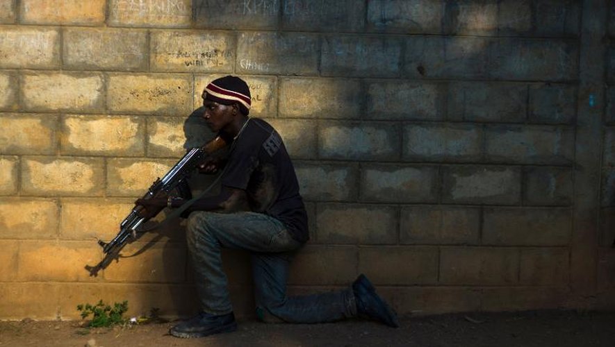 Un membre des milices anti-balaka dans la banlieue de Bangui le 17 décembre 2013