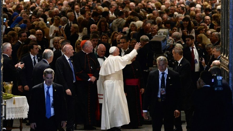 Le pape salue les fidèles à la sortie de la cathédrale Saint Patrick à New York