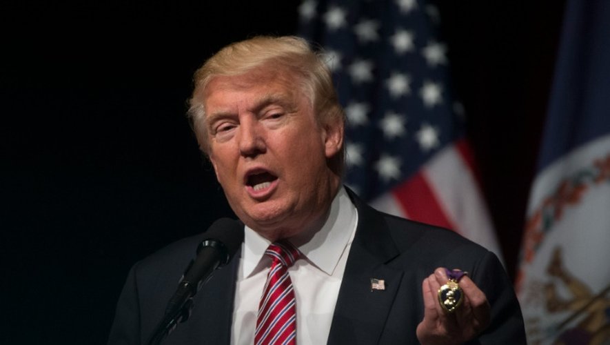 Donald Trump montre la médaille Purple Heart que lui a donnée un ancien combattant, lors d'un rassemblement de campagne le 2 août 2016 à Ashburn en Virginie
