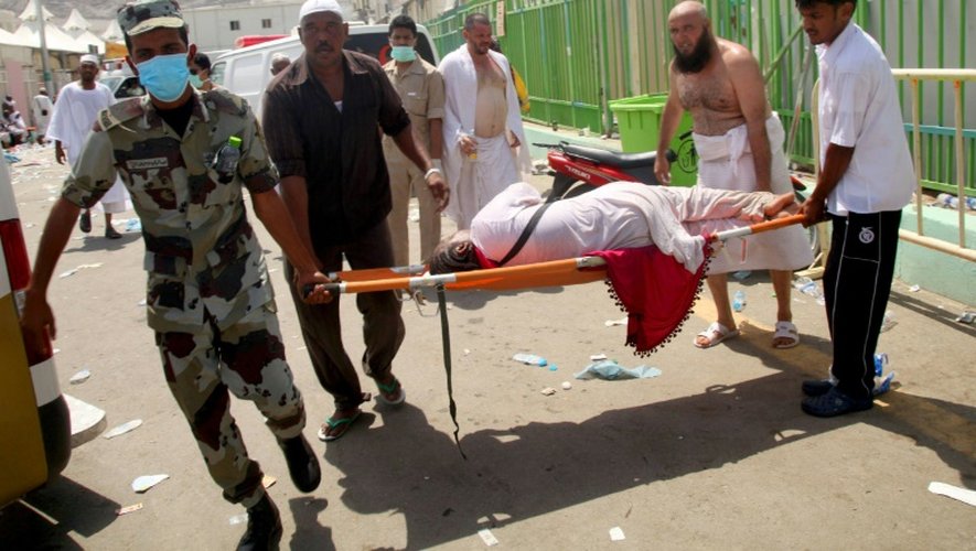 Evacuation d'un blessé après la bousculade meurtrière le 24 septembre 2015 à La Mecque