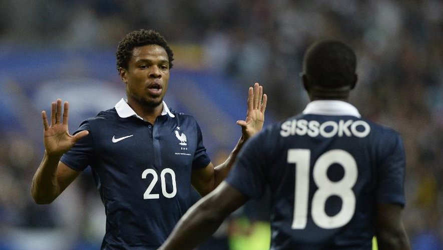 Loïc Rémy (N.20) est congratulé par Moussa Sissoko, après avoir marqué l'unique but du match amical entre la France et l'Espagne, le 4 septmbre 2014 au stade de France