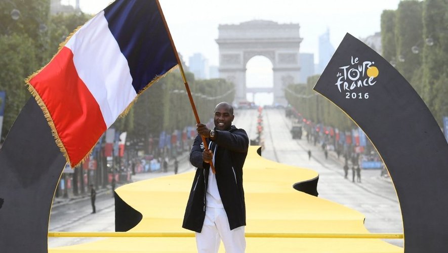 En balance (!) avec Tony Parker, Teddy Riner a été choisi pour être le porte-drapeau de la délégation tricolore. Le judoka français, qui brigue un deuxième titre olympique après celui de Londres, s’est entraîné à ;manier l’étendard lors de l’arrivée  finale du Tour de France cycliste à Paris sur les Champs-Élysées fin juillet.