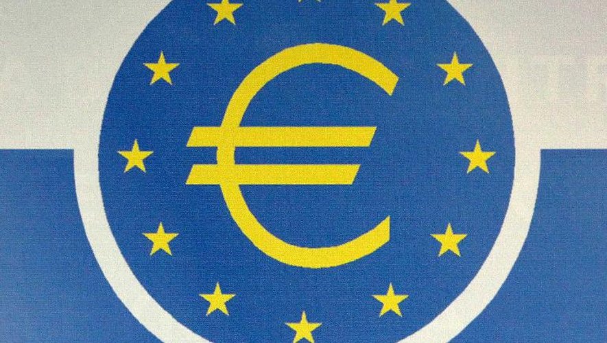 Le logo de l'euro au siège de la Banque centrale européenne à Francfort, le 4 septembre 2014
