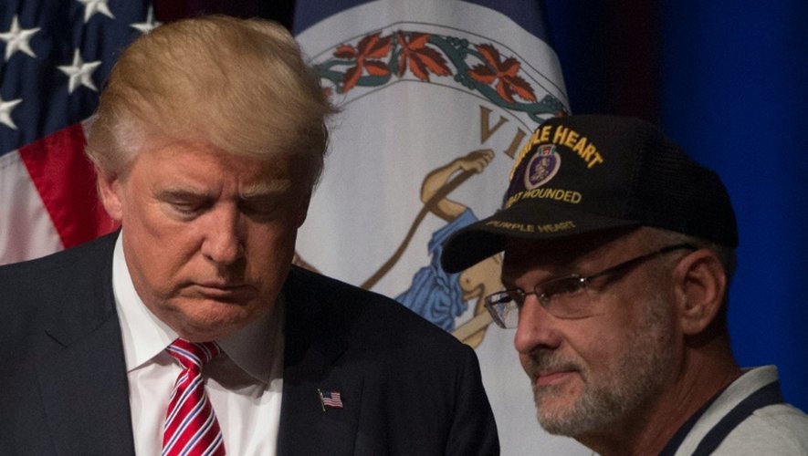 Donald Trump et un ancien combattant qui lui a donné sa prestigieuse médaille Purple Heart, le lieutenant colonel Louis Dorfman, le 2 août 2016 à Ashburn en Virginie