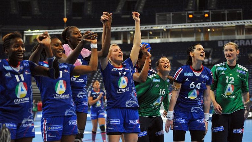 L'équipe de France féminine de handball célèbre sa victoire sur le Japon en 8e de finale du Championnat du monde à Belgrade, le 15 décembre 2013