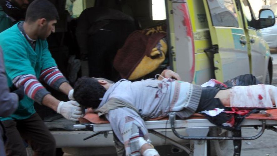 Un Syrien blessé sur un brancard à Alep le 17 décembre 2013