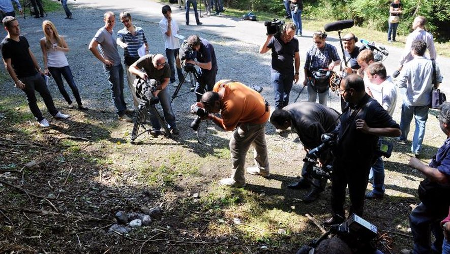 Des photographes et des cameramen sur les lieux de la tuerie de Chevaline le 7 septembre 2012