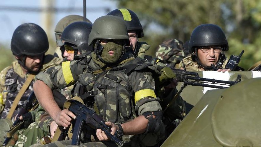 Des soldats ukrainiens à bord de véhicules blindés prêts à rejoindre la ligne de front alors que des séparatistes prorusses tirent à l'artillerie, dans les environs de Marioupol, le 5 septembre 2014