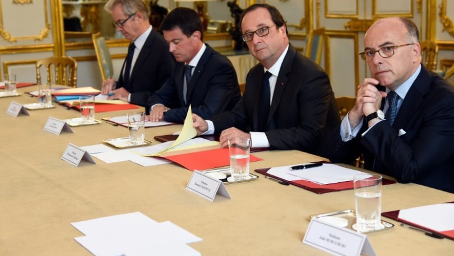François Hollande entre Manuel Valls et Bernard Cazeneuve le 27 juillet 2016 à l'Elysée à Paris