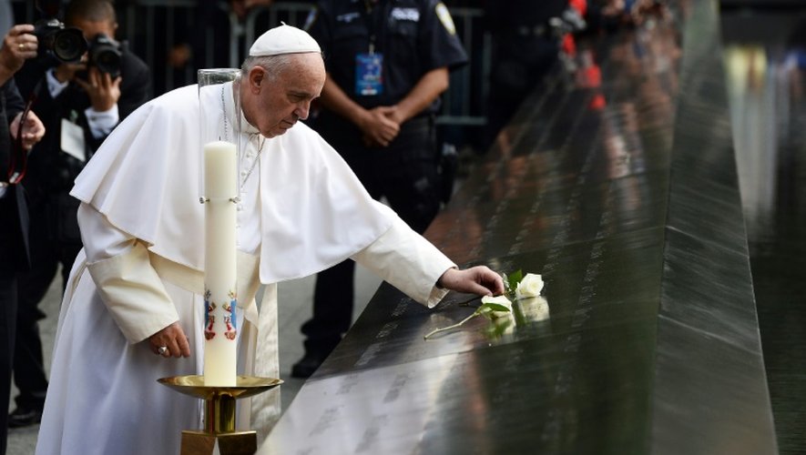 Le pape François prie pour les victimes du 11 septembre 2001, au mémorial du 11-Septembre, le 25 septembre 2015 à New York
