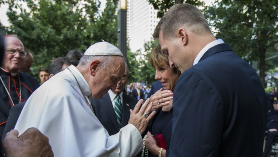 Le pape François salue des familles de victimes des attaques du 11-septembre, le 25 septembre 2015 à New York