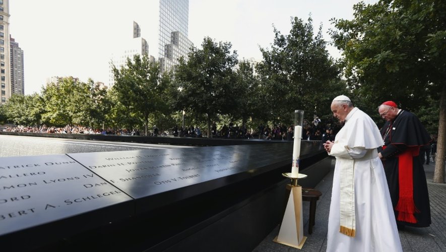 Le pape François se recueille devant le mémorial du 11-septembre, le 25 septembre 2015 à New York
