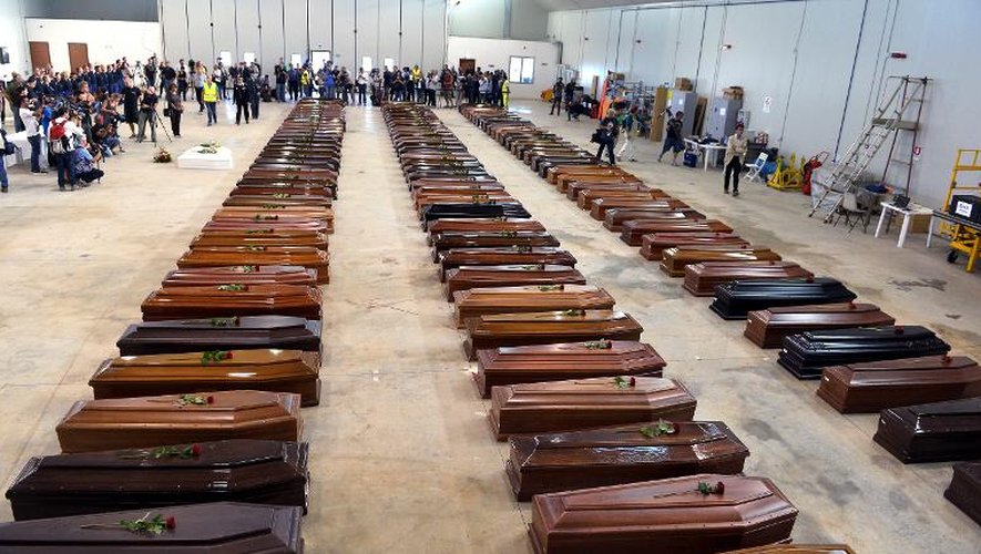 Les cercueils des centaines de migrants qui ont péri en mar lors de deux naufrages dans la zone de Lampedusa, photographiés le 5 octobre 2013 dans un hangar de l'aéroport