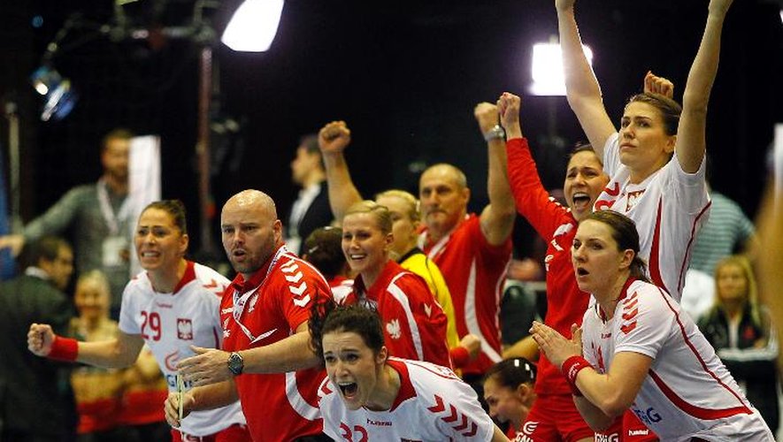 L'équipe féminine de Pologne célèbre sa qualification aux dépens de la France au Championnat du monde de handball le 18 décembre 2013 à Novi Sad en Serbie