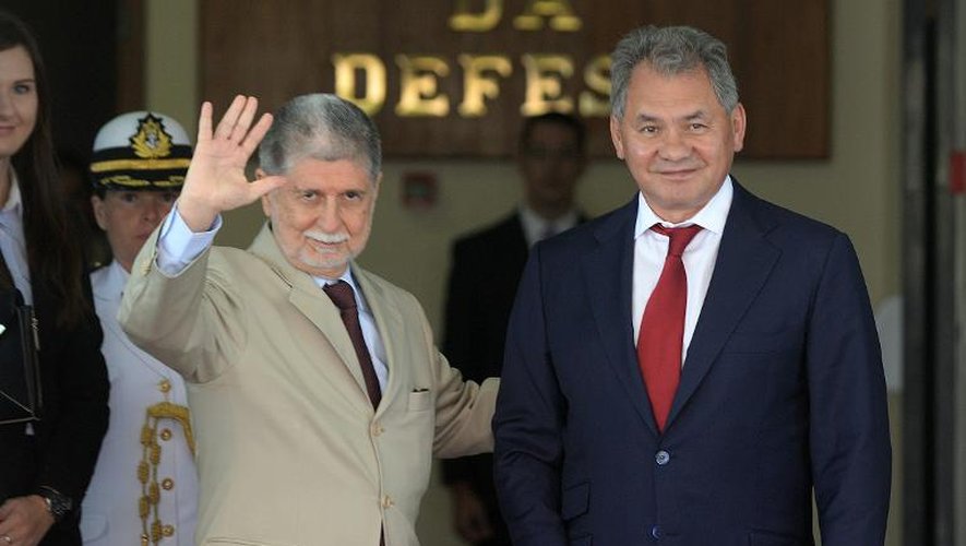 Le ministre brésilien de la Défense Celso Amorim (g) et son homologue russe, Sergei Shoigu à Brasilia, le 16 octobre 2013