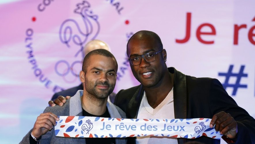 Le basketteur Tony Parker et le judoka Teddy Riner, lors du lancement de la campagne de mobilisation pour la candidature aux JO-2024, le 25 septembre 2015 à Paris