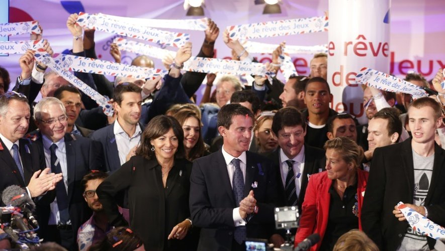 La maire de Paris Anne Hidalgo et le Premier ministre Manuel Valls, lors du lancement de la campagne de mobilisation pour la candidature aux JO-2024, le 25 septembre 2015 à Paris