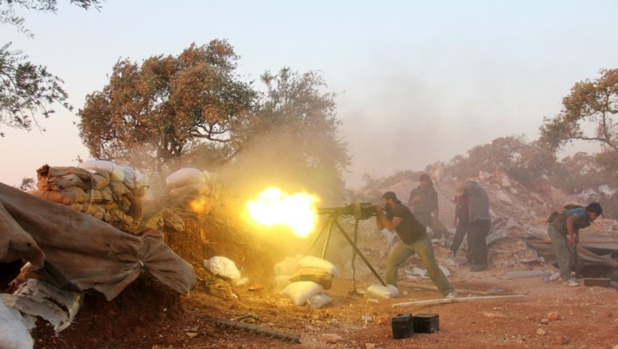 Un combattanr rebelle lors d'affrontements avec les forces pro-gouvernementales le 18 septembre 2015 dans la province d'Idlib
