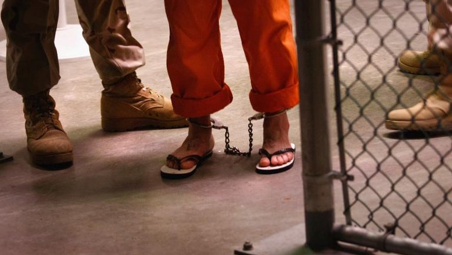 Un détenu entouré de gardiens le 27 ocotbre 2009 à la prison de Guantanamo